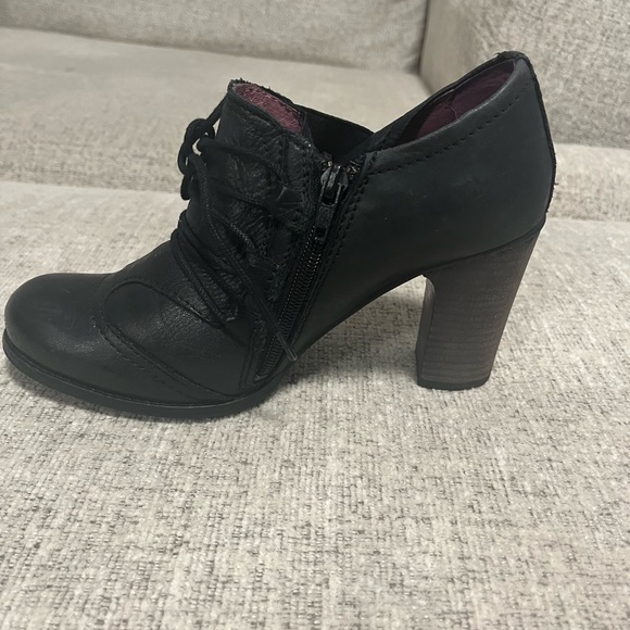 Beautiful Black Leather Atrai Shoe Heel - Picture 7 of 7